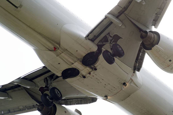 Στο κάτω μέρος του ένα σύγχρονο αεροπλάνο και της προσγείωσης - Φωτογραφία, εικόνα