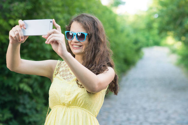  Κυρία χρησιμοποιώντας την κάμερα του smartphone για να πάρει selfie  - Φωτογραφία, εικόνα