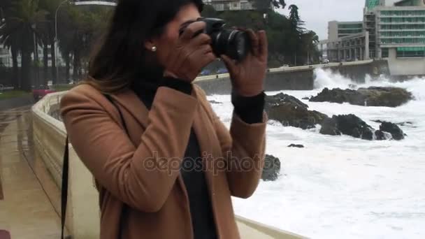 Młody dorosły kobieta fotograf robienia zdjęć i zdjęcia Stormy morze w Via del Mar, Chile - Materiał filmowy, wideo