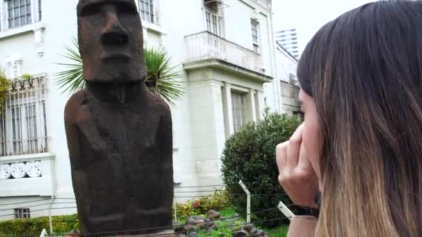 Nuori nainen valokuvaaja ottaa kuvia Moai patsas Via del Mar, Chile
 - Materiaali, video
