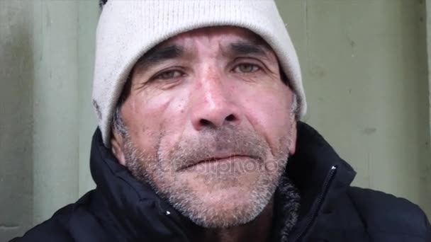 Portrait rapproché d'un homme âgé à l'extérieur
 - Séquence, vidéo