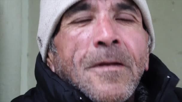 Крупним планом портрет чилійський старший чоловік на відкритому повітрі - Кадри, відео