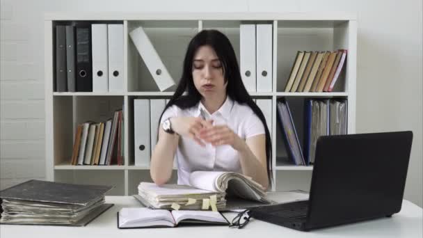 Γυναίκα κουρασμένος από χαρτιά στο γραφείο - Πλάνα, βίντεο