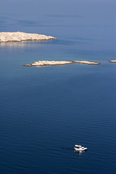 Azul Adriático perto da ilha de Krk
 - Foto, Imagem