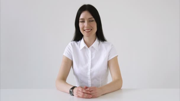 glückliche brünette Frau im weißen Hemd - Filmmaterial, Video