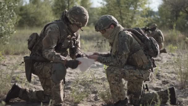 Askeri insanlar savaş alanında gezinme - Video, Çekim