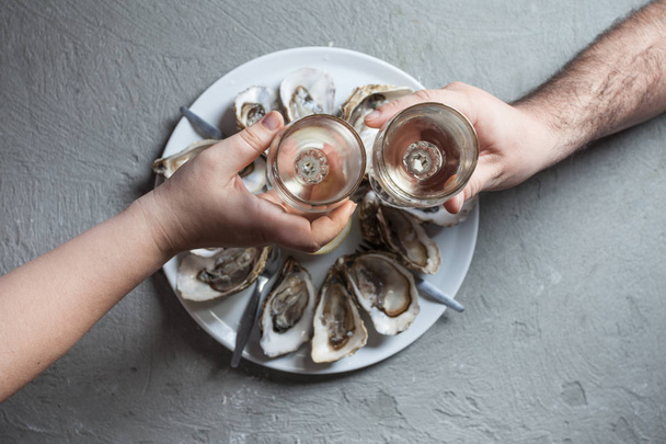 Exotic dish - oysters with wine - Valokuva, kuva