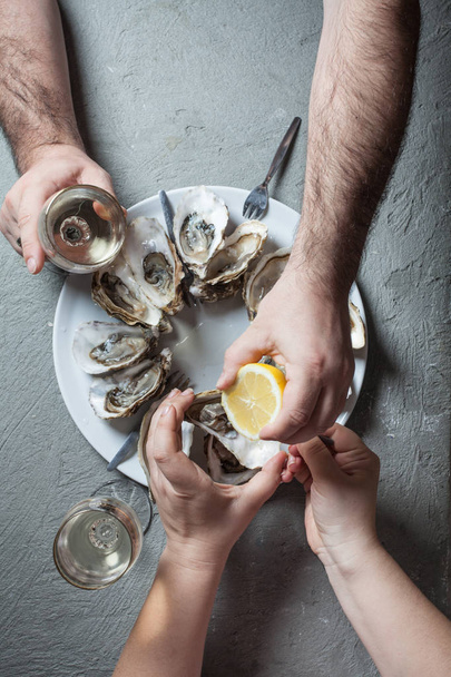 Exotic dish - oysters with wine - Valokuva, kuva