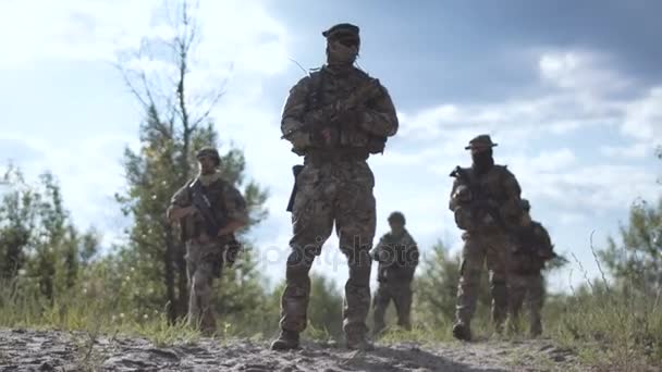 Serin grup asker doğada - Video, Çekim