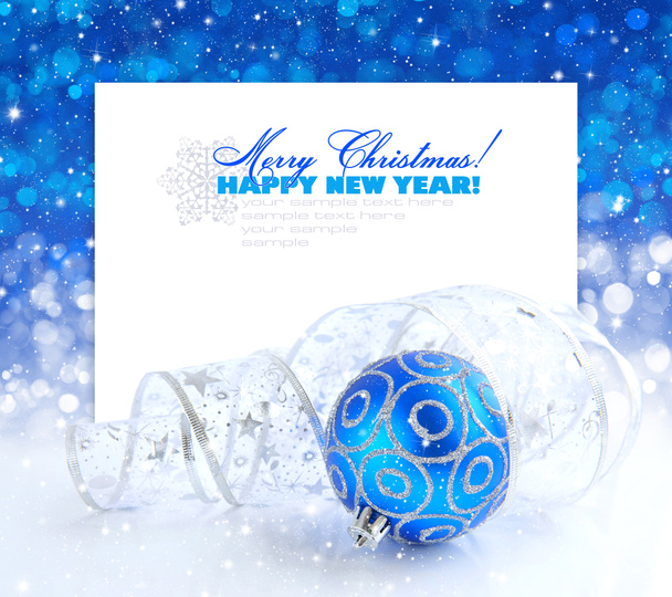 Decorações de Natal azul e prata em fundo festivo um postal com amostra de texto
 - Foto, Imagem