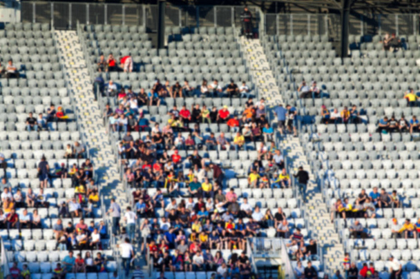 Multitud borrosa de personas en un estadio
 - Foto, Imagen