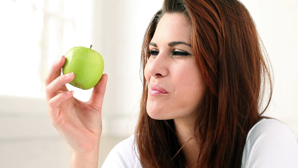 Mujer joven sana comiendo manzana
 - Metraje, vídeo