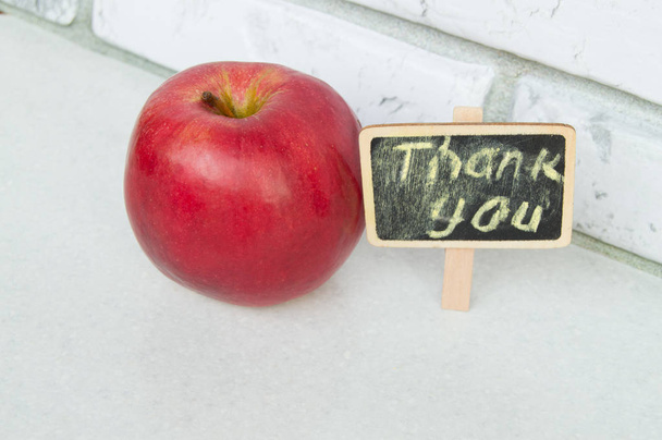 Apple con un'iscrizione di ringraziamento su uno sfondo nero in legno
 - Foto, immagini