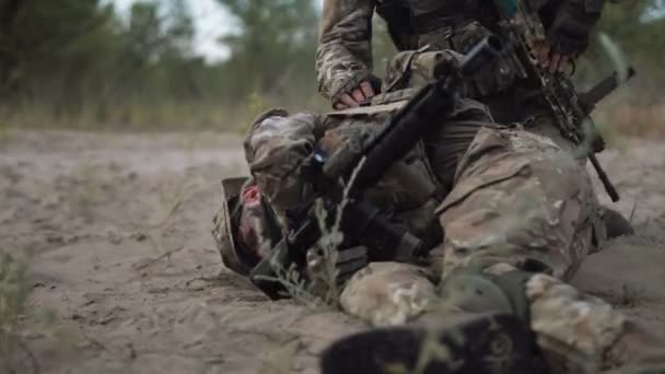 Командир спасает солдата
 - Кадры, видео