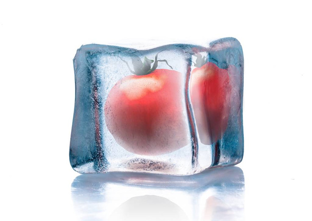 fresh tomato in ice cube - Foto, imagen