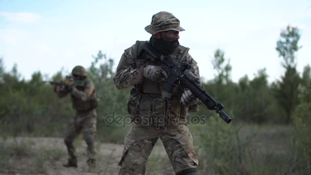Katonák a harcmezőn, amelynek célja - Felvétel, videó