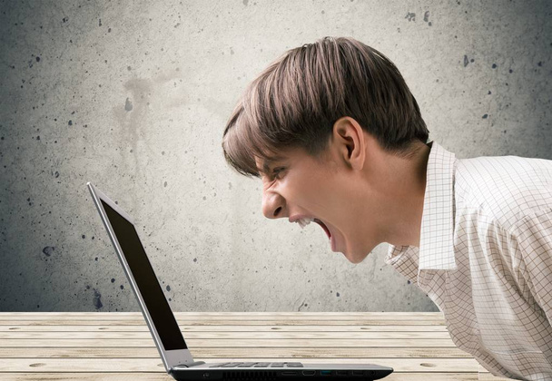man shouting at laptop - Fotografie, Obrázek