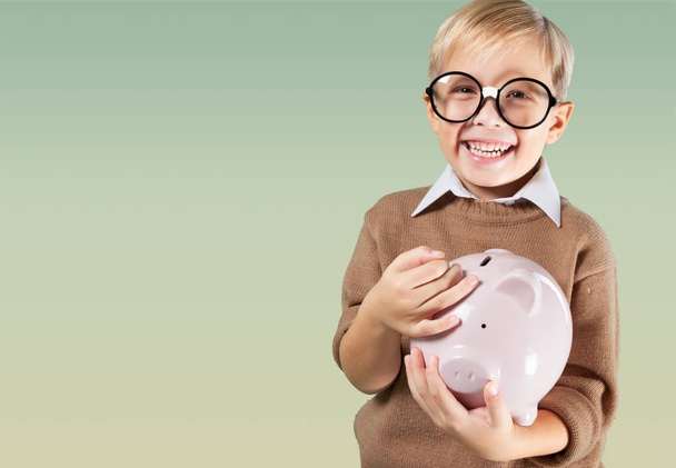 boy with piggy bank - Foto, afbeelding