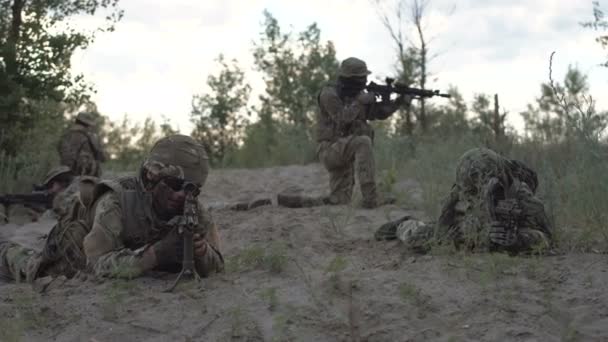 Στρατιώτες που προετοιμάστηκαν για μάχη - Πλάνα, βίντεο