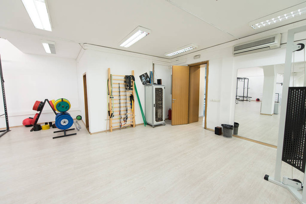 Современный тренажерный зал фитнес-центр с оборудованием и машинами - Фото, изображение