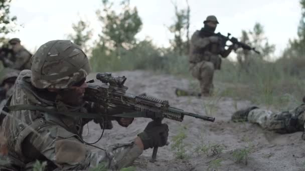 Soldados preparados para lutar
 - Filmagem, Vídeo