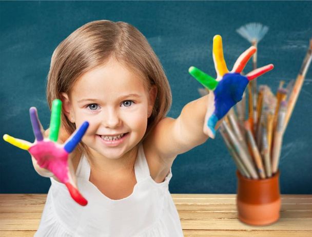Petite fille montrant les mains peintes
 - Photo, image