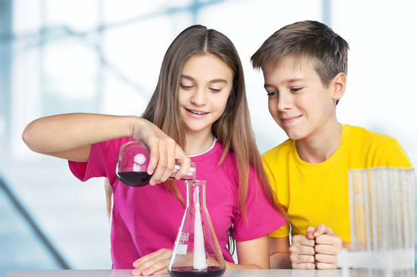 schoolchildren doing chemical experiment - Foto, Bild