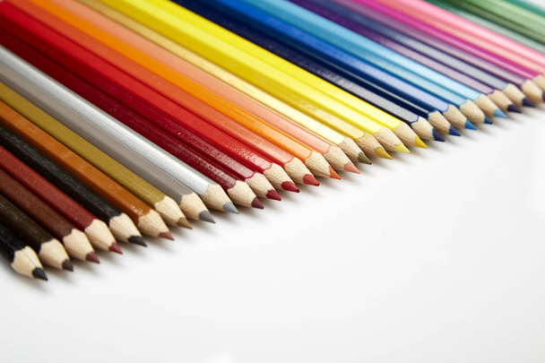 Mnoho různých barevných tužek na bílém pozadí - Fotografie, Obrázek