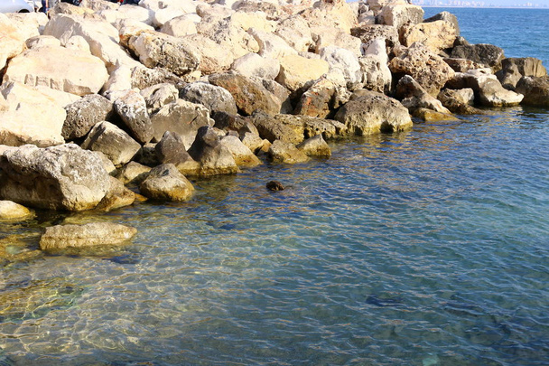 Kłamstwo kamieni na brzegu morza  - Zdjęcie, obraz
