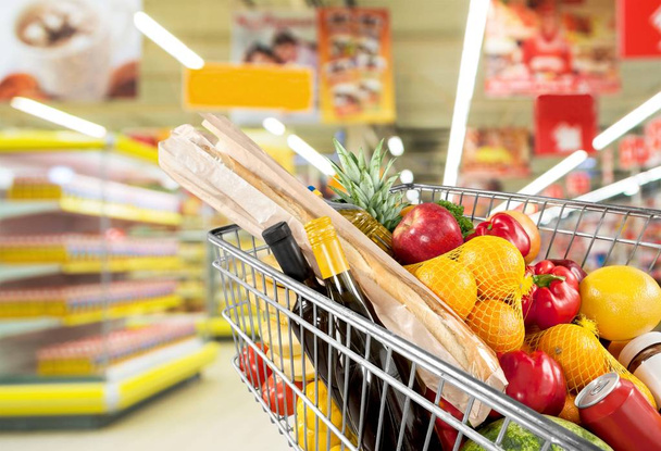 shopping cart full of groceries - Zdjęcie, obraz