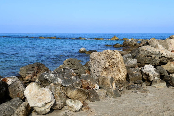 Камені лежать на березі моря
  - Фото, зображення