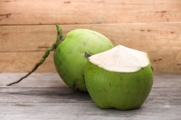 Świeży kokos wody pić na podłoże drewniane - Zdjęcie, obraz