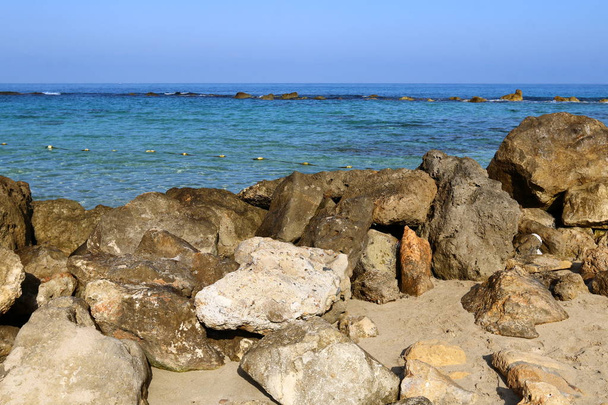 Piedras yacen en la orilla del mar
  - Foto, Imagen