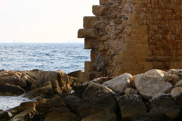 Pedras jazem no litoral
  - Foto, Imagem