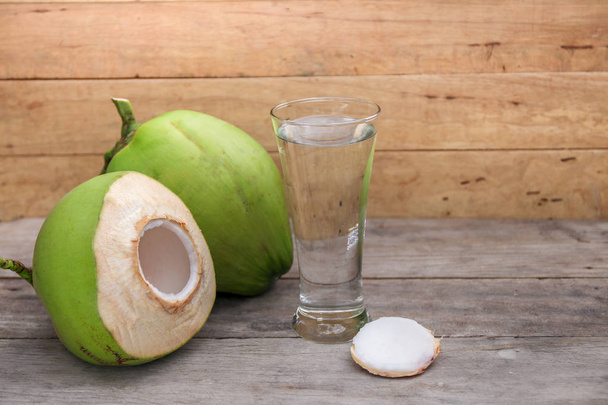 Bebida de agua dulce de coco sobre fondo de madera
 - Foto, Imagen
