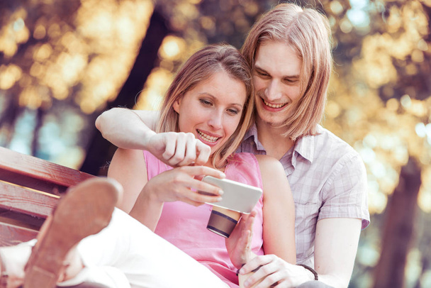 Χαμογελαστό ζευγάρι βγάζει selfie  - Φωτογραφία, εικόνα