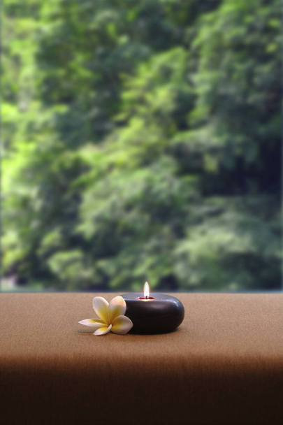 Καίγοντας κερί από πέτρα με λουλούδι - Φωτογραφία, εικόνα