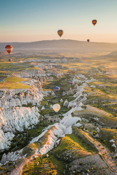 Ballonvaart. De beroemde toeristische attractie van Cappadocië is een air-vlucht. Cappadocië staat bekend over de hele wereld als een van de beste plekken voor vluchten met ballonnen. Cappadocië, Turkije. - Foto, afbeelding