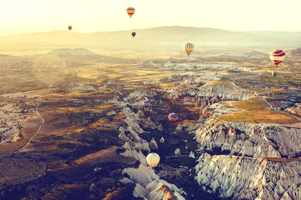 気球飛行。カッパドキアの有名な観光名所は、飛行機のフライトです。カッパドキアは風船と便の最高の場所の一つとして世界中知られています。カッパドキア、トルコ. - 写真・画像