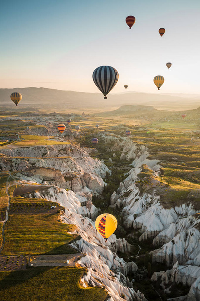 Ballonfahrt. die berühmte Touristenattraktion Kappadokiens ist ein Luftflug. Kappadokien ist auf der ganzen Welt als einer der besten Orte für Ballonfahrten bekannt. Kappadokien, Türkei. - Foto, Bild