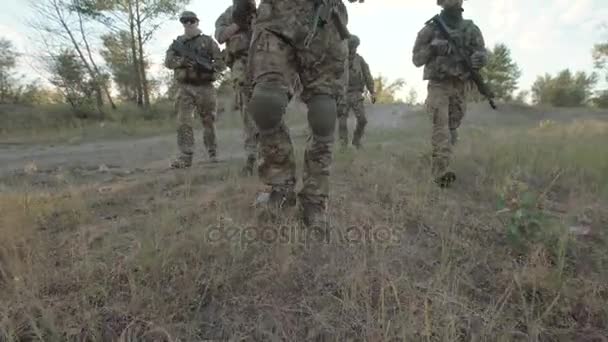 Forces marchant sur le terrain
 - Séquence, vidéo