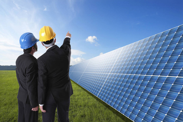 Zaměstnanci hovoří u solárních panelů - Fotografie, Obrázek