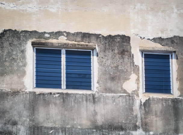 Janela azul na antiga parede de cimento
. - Foto, Imagem