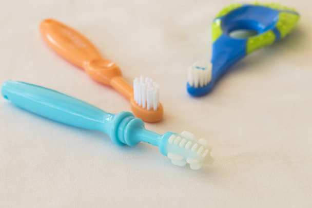 mañana con limpio en la cavidad oral y cepillo de dientes del bebé para los dientes de salud
 - Foto, Imagen