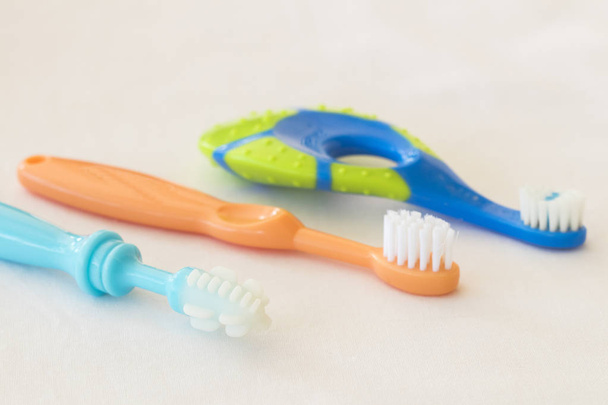 ochtend met schoon in de orale holte en tanden tandenborstel van baby voor gezondheid tanden - Foto, afbeelding