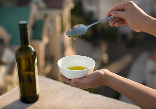 Aceite de oliva sobre un fondo de la ciudad italiana
 - Foto, imagen