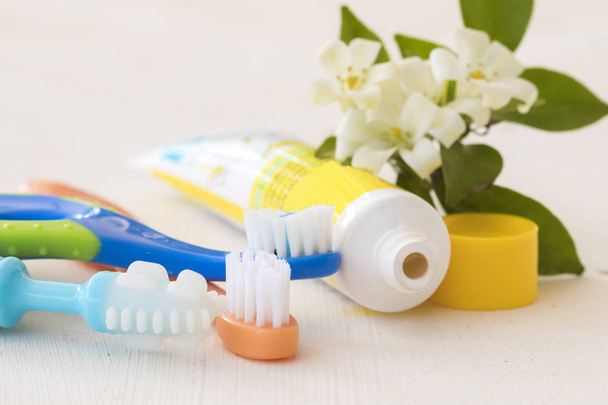 ochtend met schoon in de orale holte en tanden tandenborstel van baby voor gezondheid tanden - Foto, afbeelding