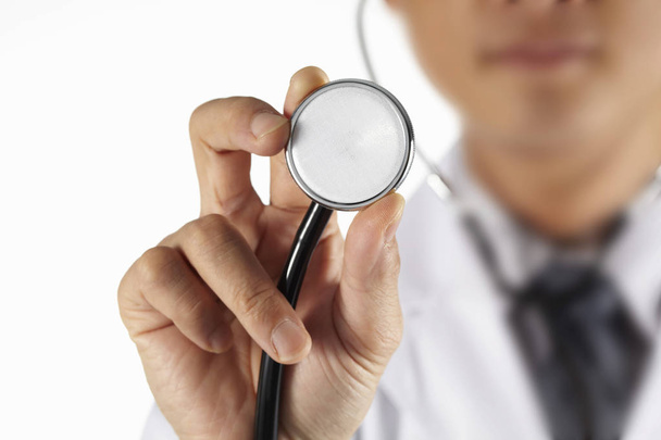 Doctor sosteniendo estetoscopio en la mano
 - Foto, Imagen