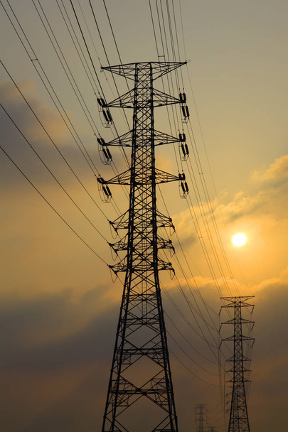 πυλώνες ηλεκτρισμού με ηλεκτροφόρα καλώδια - Φωτογραφία, εικόνα