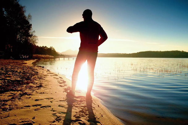 Futás a csodálatos nyári naplemente a strandon, a sport és egészséges életmód fogalma sportember  - Fotó, kép